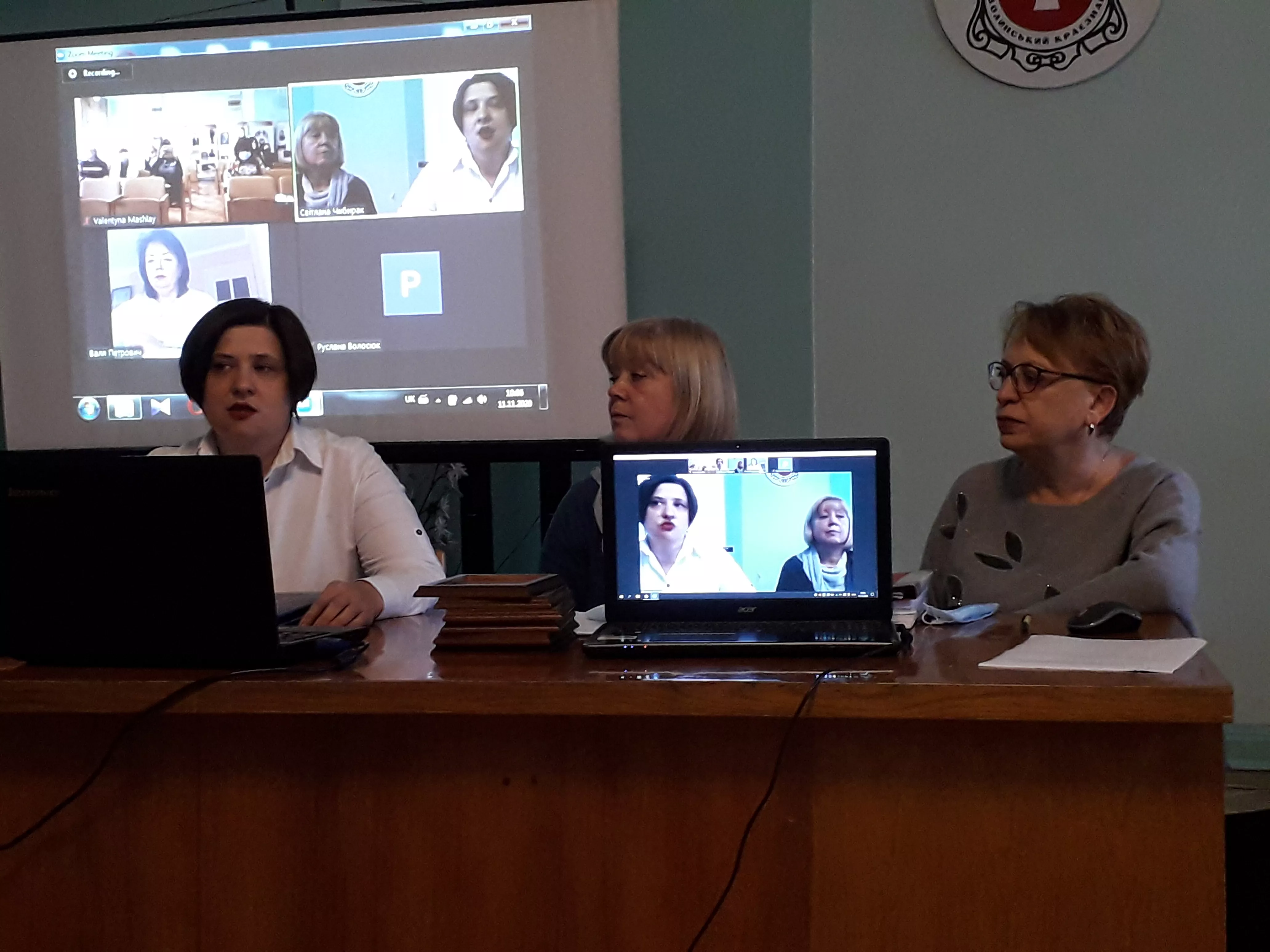 круглий стіл