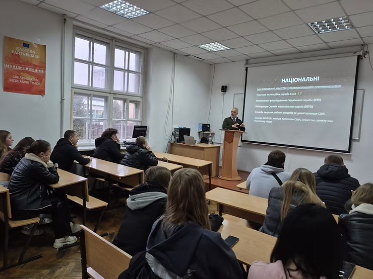 Американський правник та волонтер Ерік Путціг почесний доктор ВНУ імені Лесі Українки провів лекцію для здобувачів спеціальності «Правоохоронна діяльність»