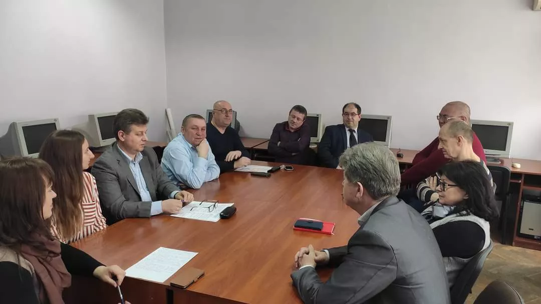 круглий стіл