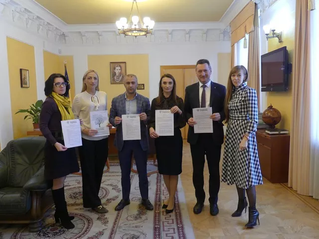 Студенти та викладачі у межах проєкту «Озеленення України» висадять у ботанічному саді «Волинь» молоді дерева