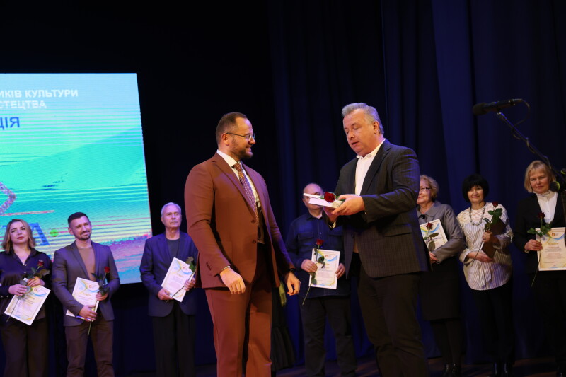 Луцький міський голова Ігор Поліщук вручив проректору Юрію Громику 