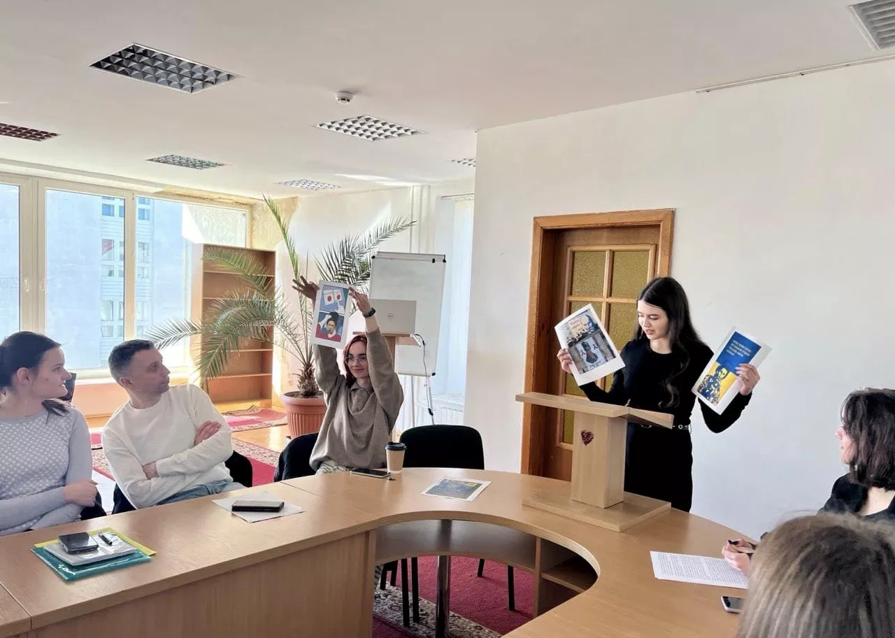 круглий стіл