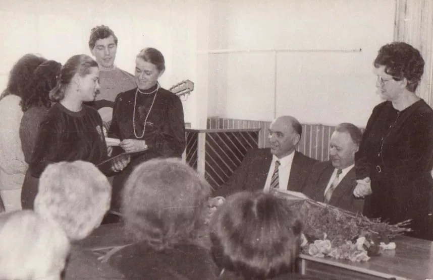 Святковий вечір на історичному факультеті. На фото: Богдан Ярош, Богдан Забрований і Валентина Ілляшенко, 1980-ті роки 