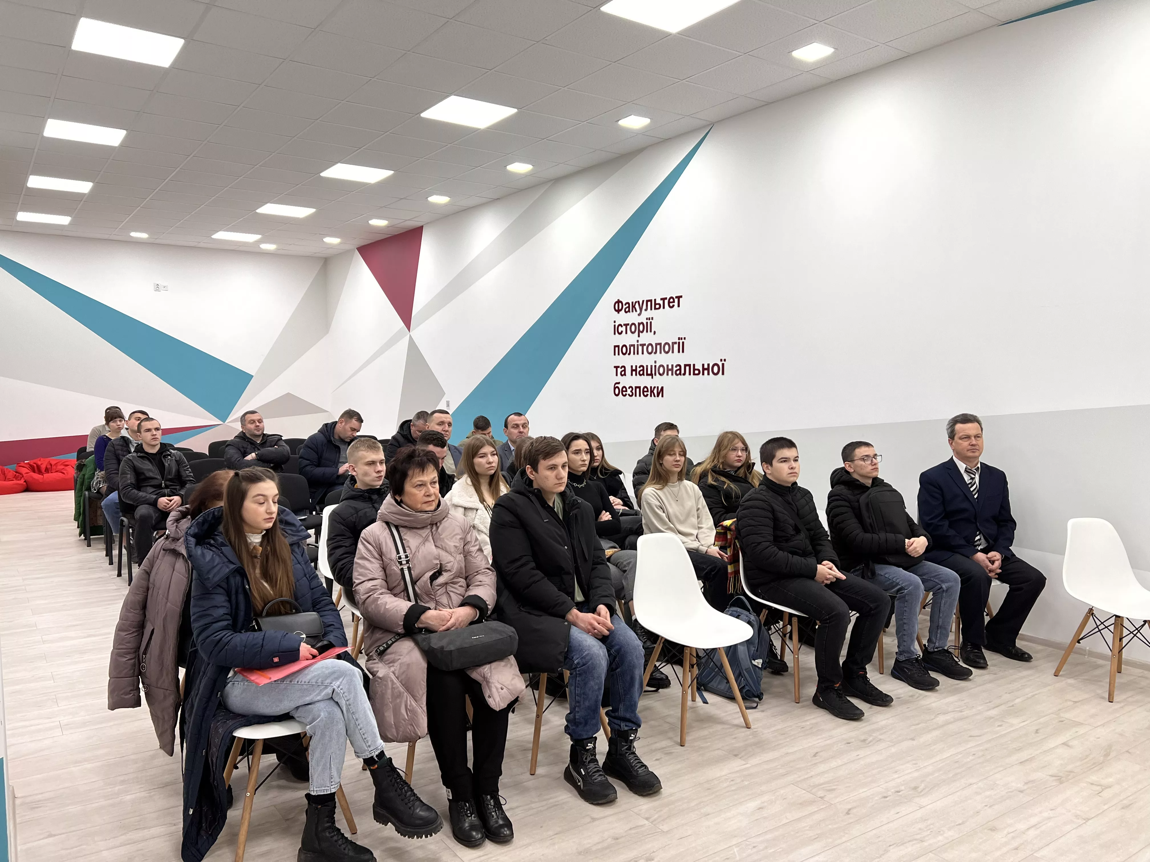 політологи