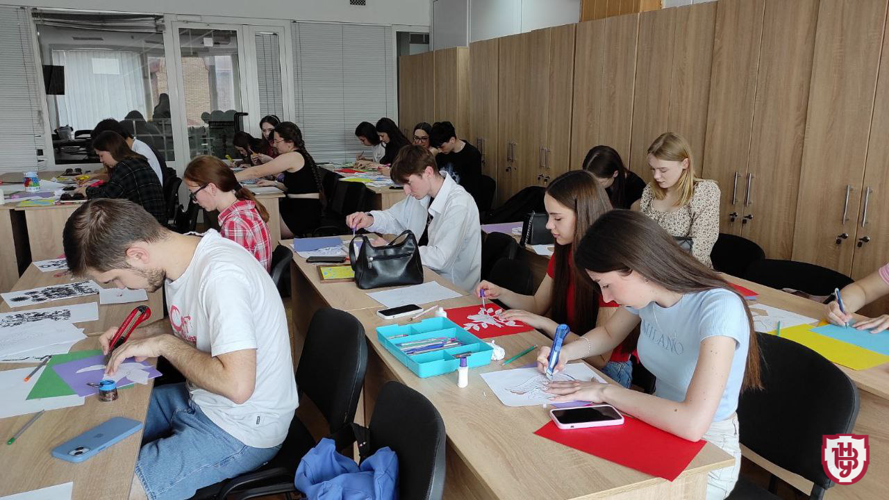 У науково-методичному центрі «Ментальне здоров’я» ВНУ імені Лесі Українки відбувся черговий захід зі студентами факультету психології – майстер-клас «Витинанка».