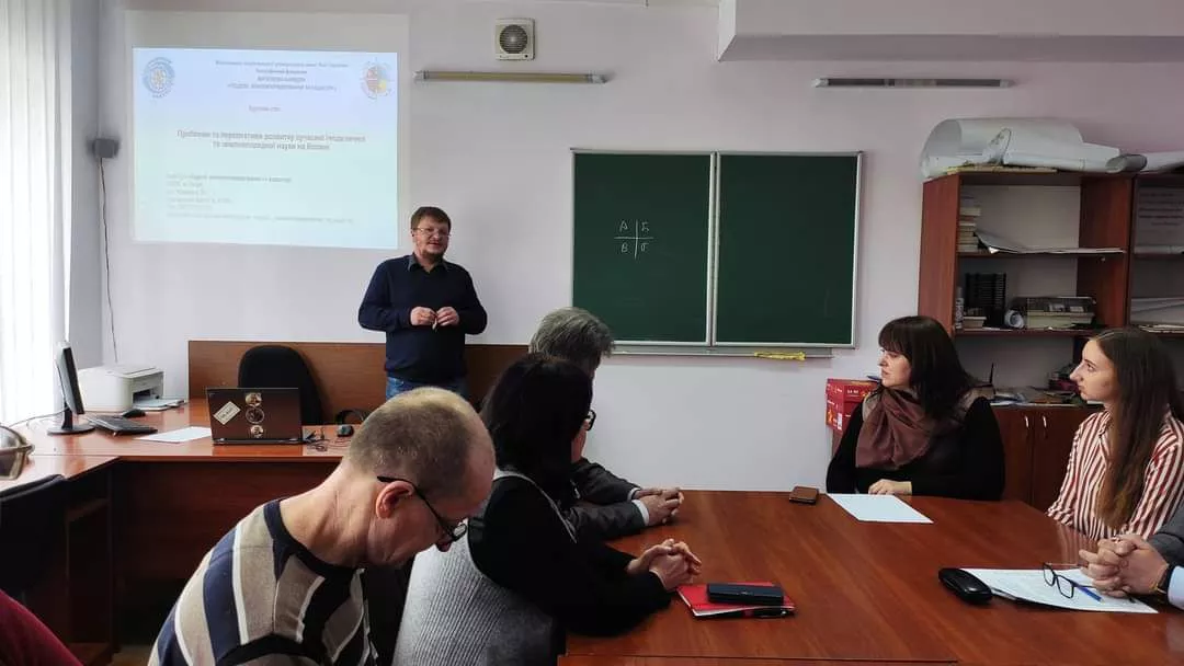 Круглий стіл