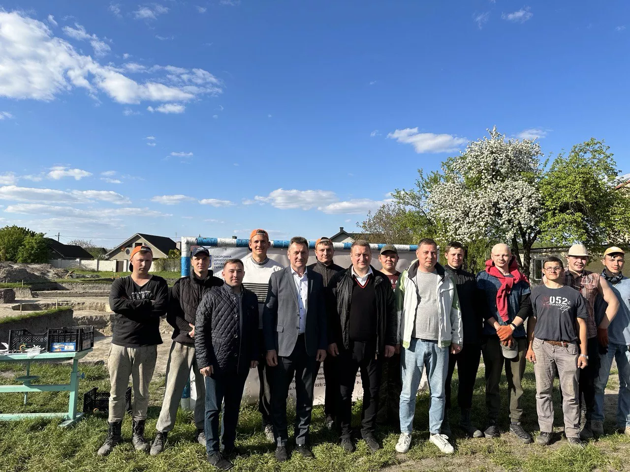 Студенти й викладачі факультету історії, політології та національної безпеки долучилися до дослідження урочища Апостольщина в місті Володимир, яке проводиться на замовлення Ліцею імені Олександра Цинкаловського Володимирської міської ради. До робіт залучені представники ДП «Охоронна археологічна служба України» Інституту археології НАН України спільно з Волинським національним університетом імені Лесі Українки, заповідником «Стародавній Володимир» і Спілкою археологів України.