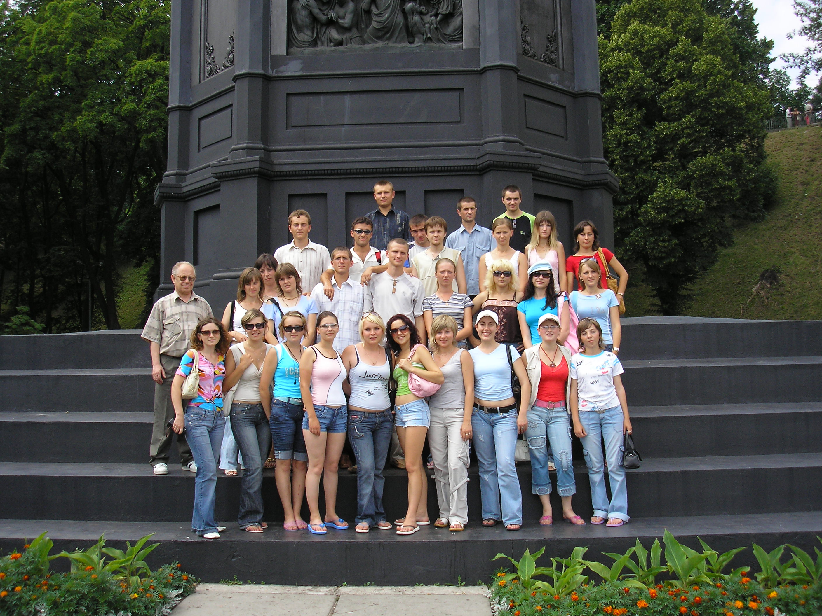 Геннадій Бондаренко й Олена Огнєва разом зі студентами під час історико-краєзнавчої практики, м. Київ, 2006 р.